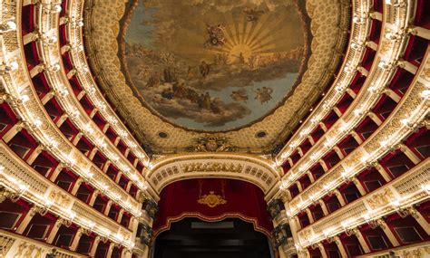 Visita al Teatro de San Carlos. El Teatro de San Carlo se ubica en la Via San Carlo, 98, 80132, en la ciudad de Nápoles, Italia. Visitarlo bien vale la pena, se trata de un teatro de ópera de fama mundial, el más antiguo de Italia, con una capacidad para 2 mil espectadores, en donde aun se llevan a cabo importantes puestas en escena. 